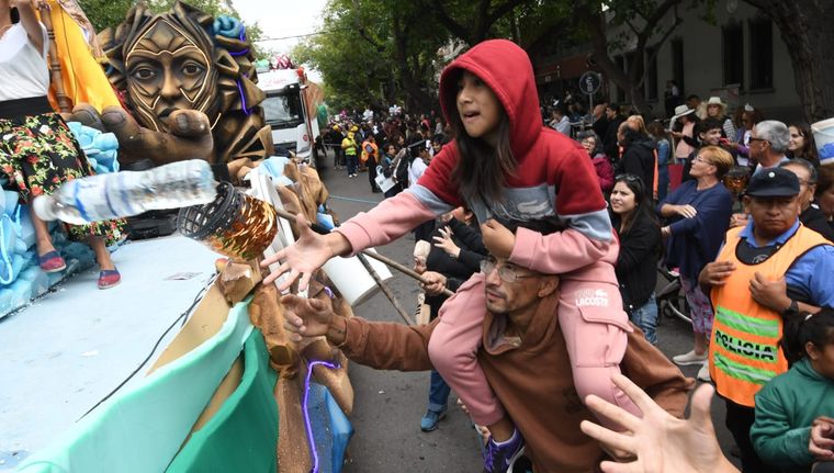 Una nena se acerca al carro de una de la reinas. Foto: Marcos Garcia/MDZ