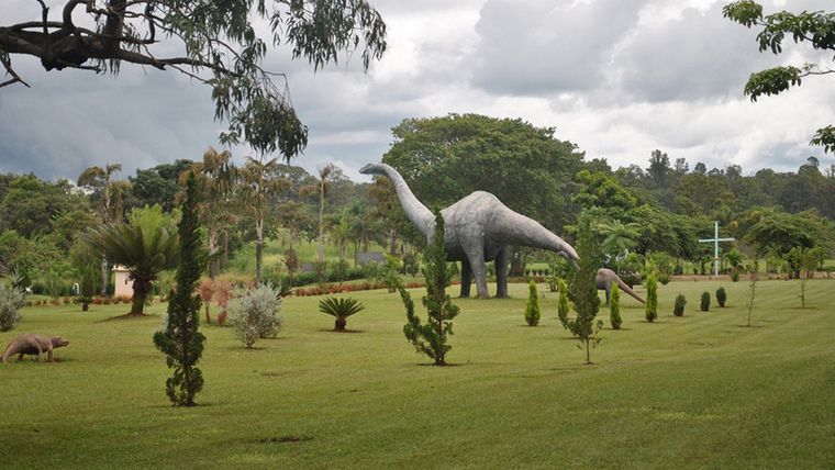 Reconstrucción de Uberabatitan ribeiroi del período Cretácico en el predio del Museo dos Dinossauros del Centro de Pesquisas Paleontologica de Uberaba Foto: Gentileza: Agustín Martinelli / Conicet