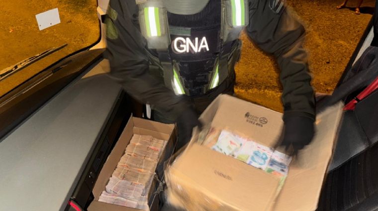 Gendarmes incautaron dos cajas de cartón que contenía más de 50 millones de pesos Foto: Gendarmería Nacional Argentina
