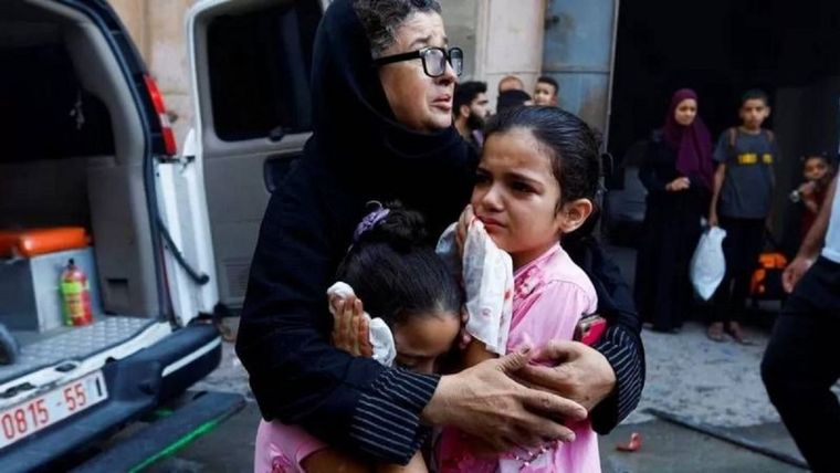 Los bombardeos israelíes han dejado en 11 días al menos 3.300 muertos y 13.000 heridos, según el Ministerio de Salud palestino. Foto: REUTERS