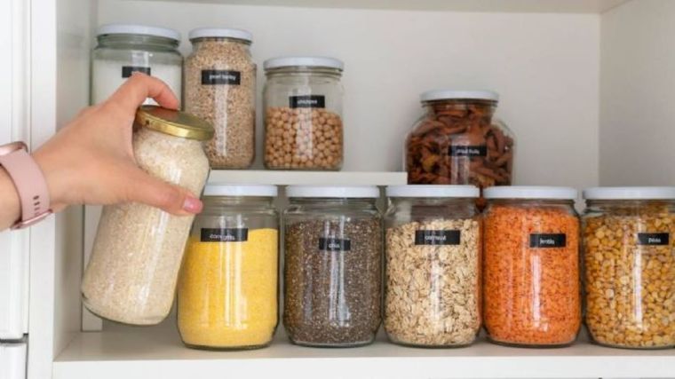 Colocando los alimentos en frascos herméticos evitarás la presencia de las polillas en tu alacena Foto: Shutterstock