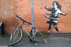 La bicicleta de la niña del hula-hula desapareció.