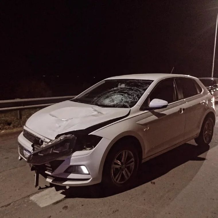 Así quedó el auto tras atropellar a un mujer en la Autopista Córdoba-Rosario Foto: NA