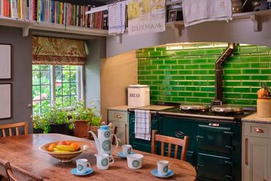 MDZol | La comodidad de las cocinas estilo cabaña puede provenir de muchas características. Tal vez sean los techos bajos, las texturas cálidas de la madera o las texturas suaves adicionales que se introducen en el espacio, algunas de las cuales se pueden incorpo