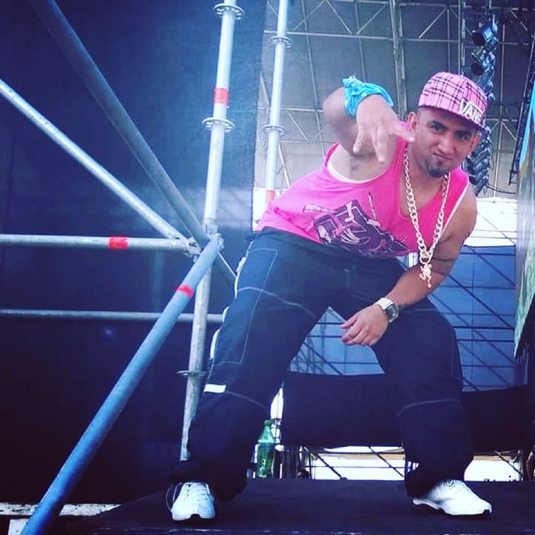 Milenko Escobedo es un artista barrial que con mucho esfuerzo y dedicación ha logrado instalarse en los escenarios vendimiales. Foto: Gentileza