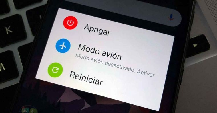 Un reinicio rápido cierra procesos colgados y limpia la RAM, mejorando el rendimiento al instante. Un reinicio rápido cierra procesos colgados y limpia la RAM, mejorando el rendimiento al instante.