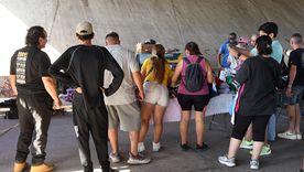 Debajo del puente de la Ruta 40, un joven mendocino vende ropa deportiva importada y genera movimiento todos los días. Debajo del puente de la Ruta 40, un joven mendocino vende ropa deportiva importada y genera movimiento todos los días.