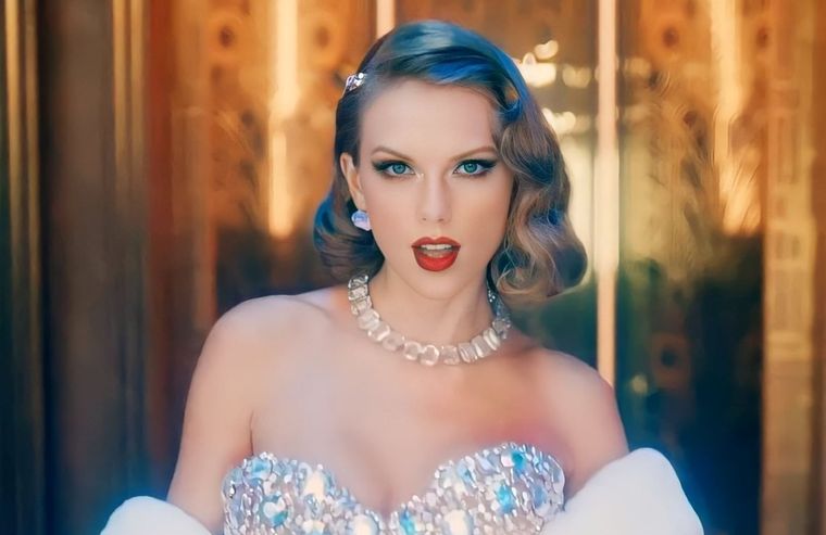 Taylor Swift en el clip de “Bejeweled” con el collar de la colección Millenia de Swarovski. Foto: Instagram