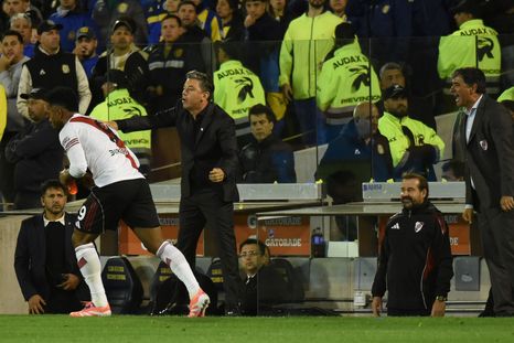 River, y sobre todo Gallardo, vivió una noche aparte con Falcón Pérez en la dura derrota en Rosario. River, y sobre todo Gallardo, vivió una noche aparte con Falcón Pérez en la dura derrota en Rosario.