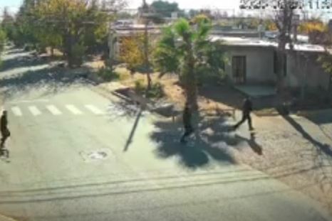Los policías desplazándose a pie tras el alerta por una altercado familiar en Maipú. Los policías desplazándose a pie tras el alerta por una altercado familiar en Maipú.