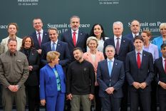 Zelensky junto a otros líderes internacionales, en el marco de la Cumbre por la Paz Foto: REUTERS