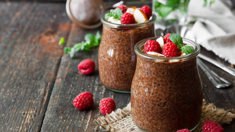 Celebra el Día de la Gastronomía Sostenible con recetas de cocina de pudin chía y chocolate