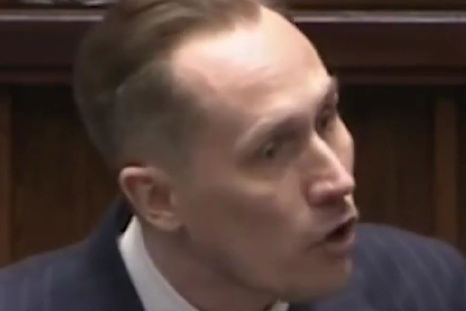 Konrad Berkowicz, el diputado del Parlamento de Polonia que llevó una bandera de Israel con la esvástica mientras daba su discurso. Konrad Berkowicz, el diputado del Parlamento de Polonia que llevó una bandera de Israel con la esvástica mientras daba su discurso.