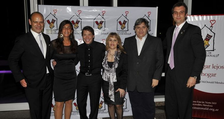 Luis Zambonini, Gabriel Canci, Graciela Rainieri, Miguel Furque y Roberto Colombo, junto Dalila Tahan, una de las invitadas. Foto: Flor Kaiser / MDZ