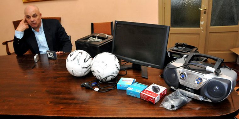 Maluenda, hoy, en conferencia. Sobre la mesa, lo recuperado. Foto: Mediamza.com