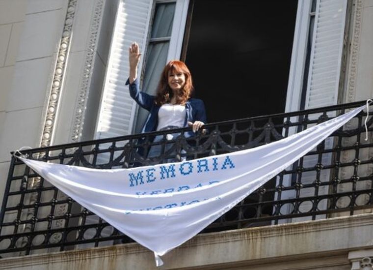 La ex presidenta insiste en condicionar la agenda de todo el peronismo con su pedido de libertad.
