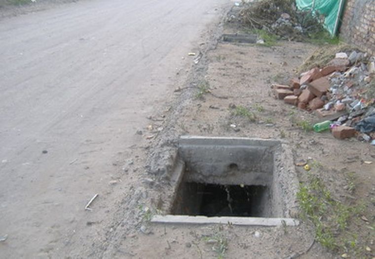 Boca de tormenta sin su correspondiente tapa.