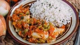 Con el paso del tiempo, la receta tradicional veracruzana ha mantenido casi intacta su esencia, conservando la combinación de sabores mediterráneos y mexicanos que la caracteriza desde la época colonial.