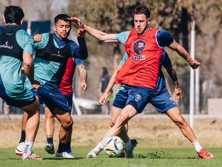 Leonel Bucca con la pelota ante la marca de Maximiliano Amarfil en un entrenamiento de Independiente Rivadavia en la Ciudad Deportiva, en Carrodilla.