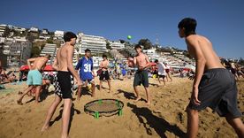 Los testimonios muestran un verano diverso: algunos jóvenes cruzarán a Reñaca, otros partirán a Brasil y los más pequeños siguen eligiendo vacaciones en familia. Los testimonios muestran un verano diverso: algunos jóvenes cruzarán a Reñaca, otros partirán a Brasil y los más pequeños siguen eligiendo vacaciones en familia.