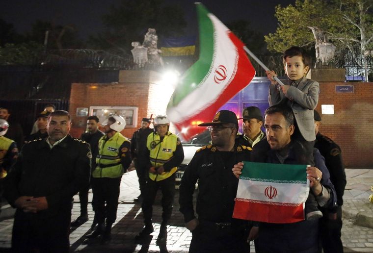 Los iraníes celebran después de que Irán lanzara ataques con drones contra Israel Foto: EFE