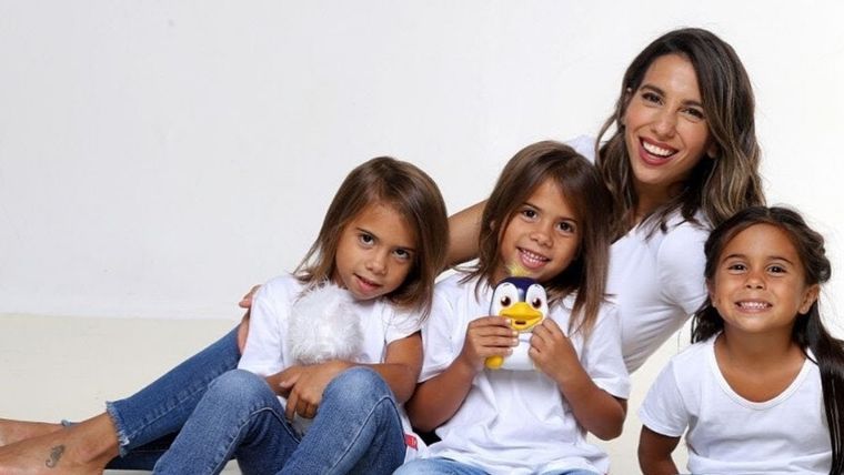 Cinthia Fernández junto a sus hijas