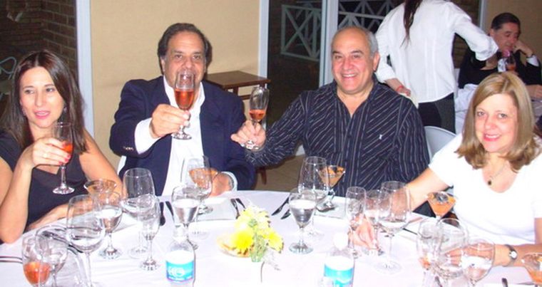 Brindis gourmet: Quito Simone y su mujer, junto a uno de los matrimonios invitados. Foto: Gentileza