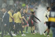 El Barcelona festejó el título de LaLiga bajo el agua de los aspersores. Foto: EFE