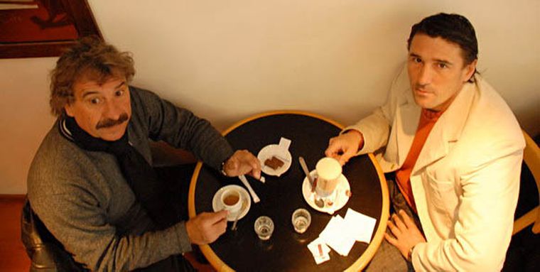 Una charla franca de fútbol, compartieron el Pájaro Domizzi y el Bigotón Dubanced. Foto: Nacho Gaffuri