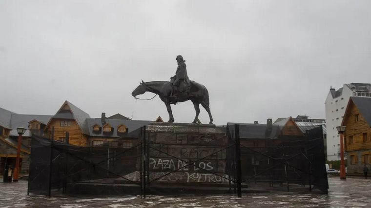 La ubicación del monumento de Julio Roca en la plaza principal de Bariloche es objeto de polémica desde hace años y hubo campañas para promover su traslado.
