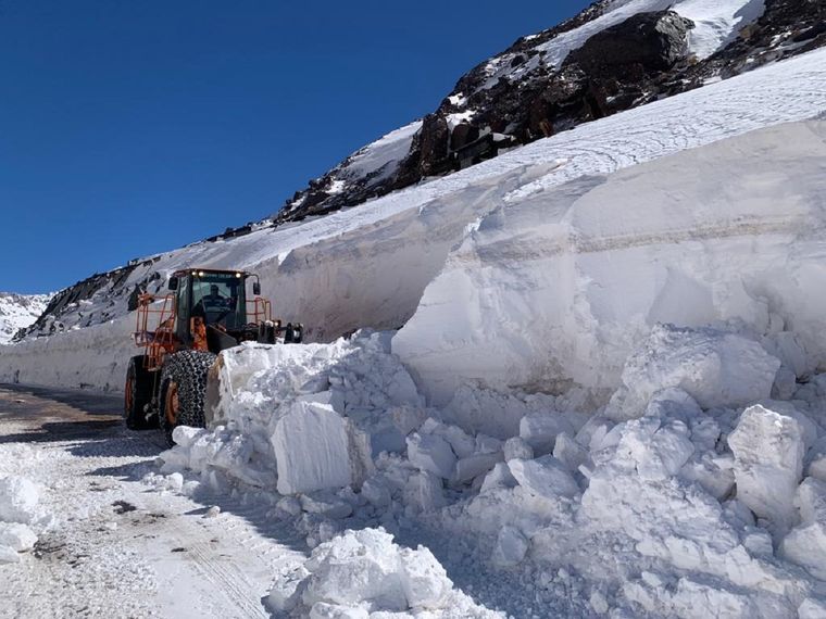 La última semana se pudieron ver impresionantes imágenes de las nevadas en alta montaña, pero esto no implica necesariamente que habrá más agua en verano. Foto: Vialidad Nacional