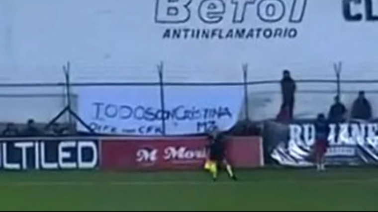 Todos con Cristina, Defe con CFK, decía la bandera secuestrada por la policía de CABA