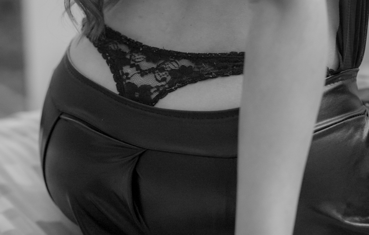 La moda de exhibir la tanga está de vuelta este 2023. Foto: Pixabay