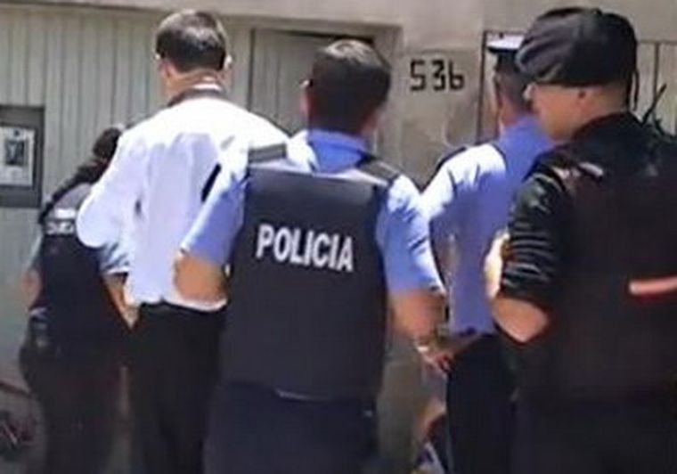 La policía llegó a la vivienda del fallecido por una denuncia de los vecinos.