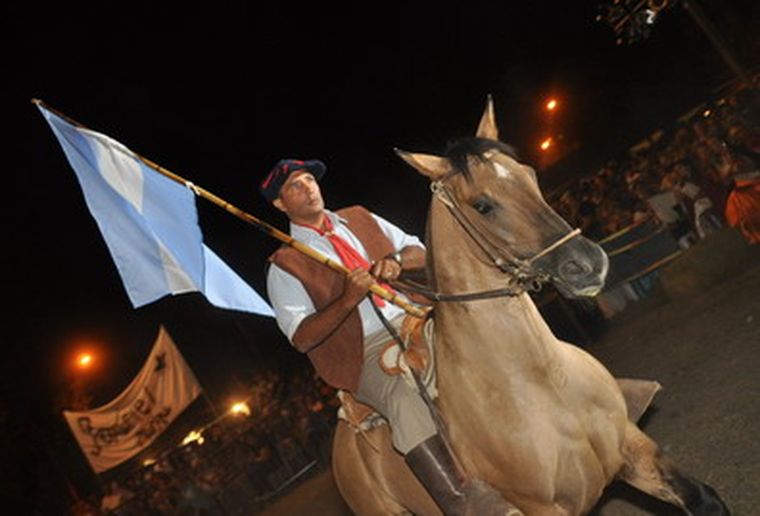 Un malambo contemporáneo con caballos arrancó la ovación de los presentes. Foto: Pachy Reynoso / MDZ