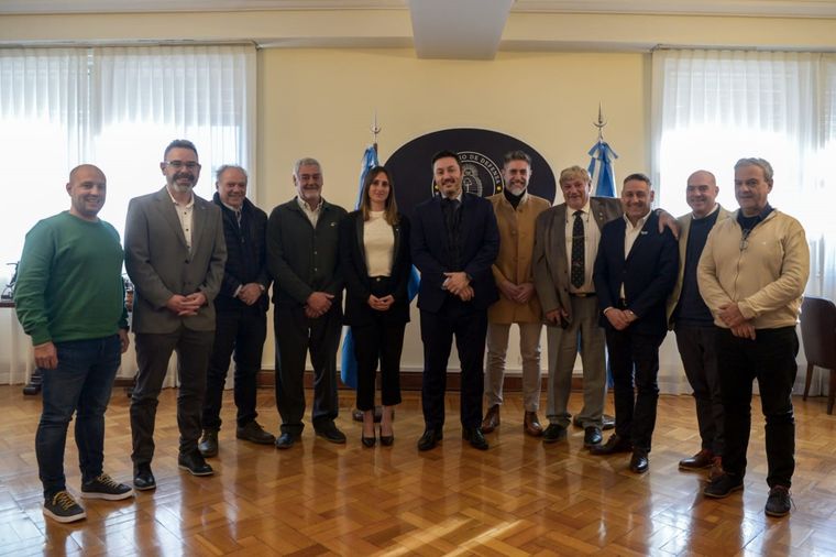 El ministro de Defensa, Luis Petri; y representantes de las Cámaras de General Alvear, Malargüe y San Rafael.&nbsp;