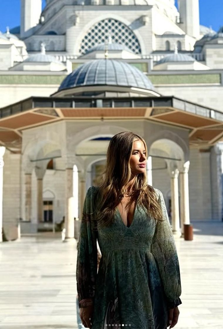 La China Suárez eligió un vestido largo y un velo blanco para recorrer la mezquita Çamlca, respetando la tradición islámica con estilo propio. Foto: @sangrejaponesa La China Suárez eligió un vestido largo y un velo blanco para recorrer la mezquita Çamlca, respetando la tradición islámica con estilo propio. Foto: @sangrejaponesa