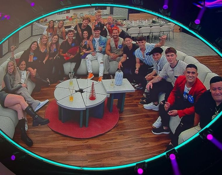 Todos los participantes que ingresaron el primer día de Gran Hermano. Foto: Instagram @santidelmoro
