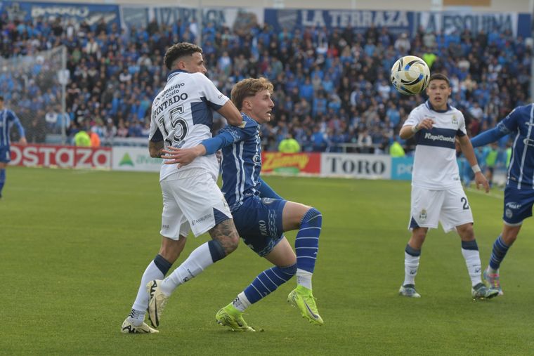 El Tomba cayó ante Gimnasia La Plata como local y Solari fue insultado por los hinchas. El Tomba cayó ante Gimnasia La Plata como local y Solari fue insultado por los hinchas.
