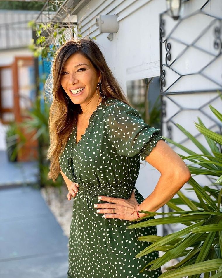 Catherine Fulop se anima al combo de vestidos y zapatillas a sus 56 años. Foto: Instagram