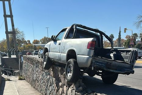 Así terminó la camioneta en Costanera casi Alem Así terminó la camioneta en Costanera casi Alem