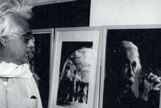 Aunque colaboraron y se conocieron, Bose y Einstein no se tomaron fotos juntos. Aquí Bose mirando una foto de Einstein en 1953.