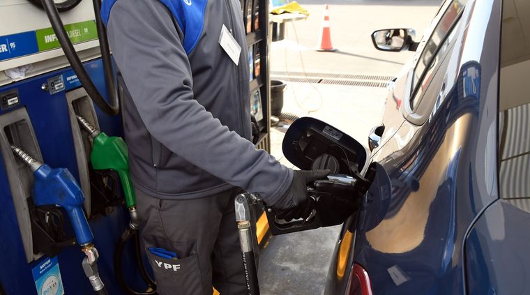 El precio del combustible viene subiendo a un ritmo del 55% en el año, pero lleva un importante atraso desde hace años en la actualización de los impuestos, para evitar una suba mayor. Foto: ALF PONCE MERCADO / MDZ