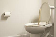 4 faciles formas de limpiar y destapar el inodoro