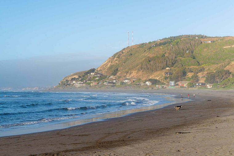El pueblo de Matanzas se destaca por su playa abierta y su paisaje costero imponente.
