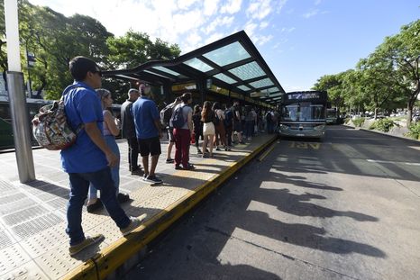 Viajar en colectivos sale más caro desde este miércoles. Viajar en colectivos sale más caro desde este miércoles.