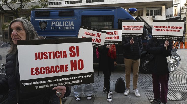 Afuera del juzgado piden por la liberación de los acusados Foto: Télam