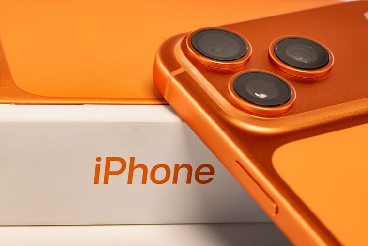La conversión a dólares y pesos argentinos muestra en este iPhone una diferencia cercana a $400.000 entre mercados. La conversión a dólares y pesos argentinos muestra en este iPhone una diferencia cercana a $400.000 entre mercados.