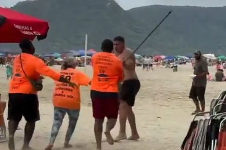 El momento en el que la familia del vendedor brasileño atacó al turista argentino.