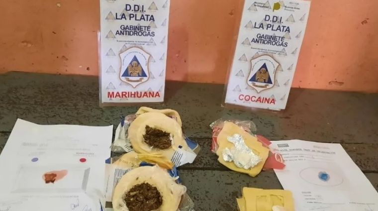 La mujer policía intentó pasarle marihuana a su novio preso adentro de pastelitos